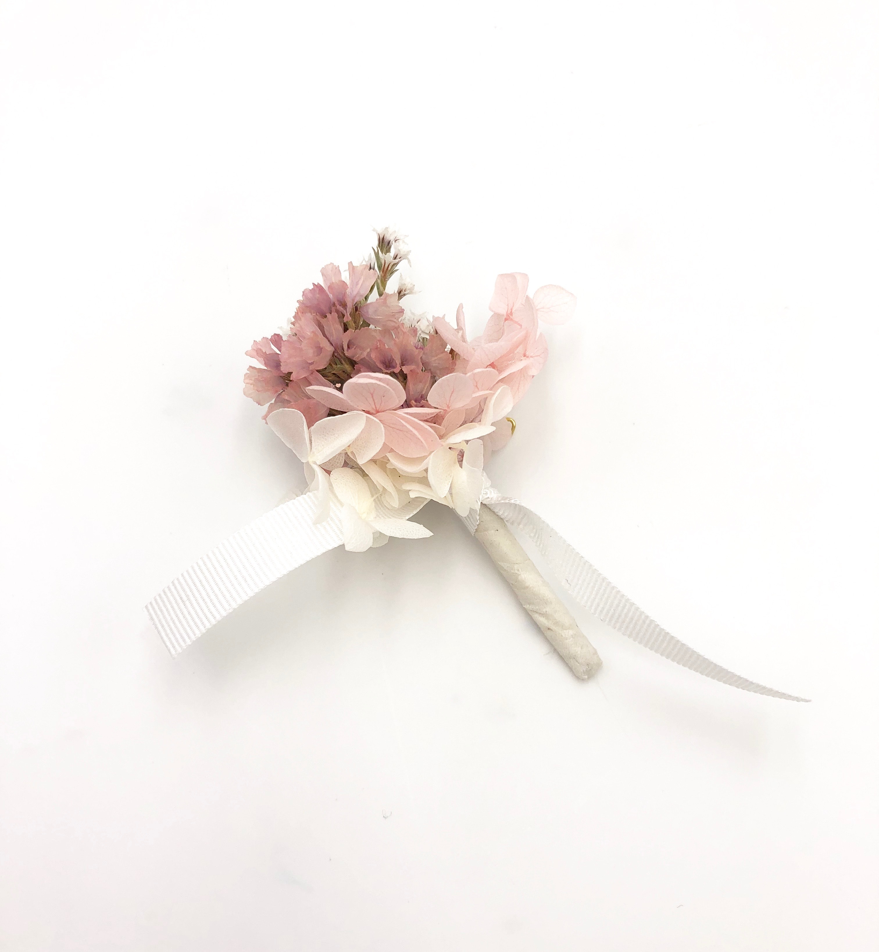 Boutonnière du marié Lilla en fleurs séchées et stabilisées