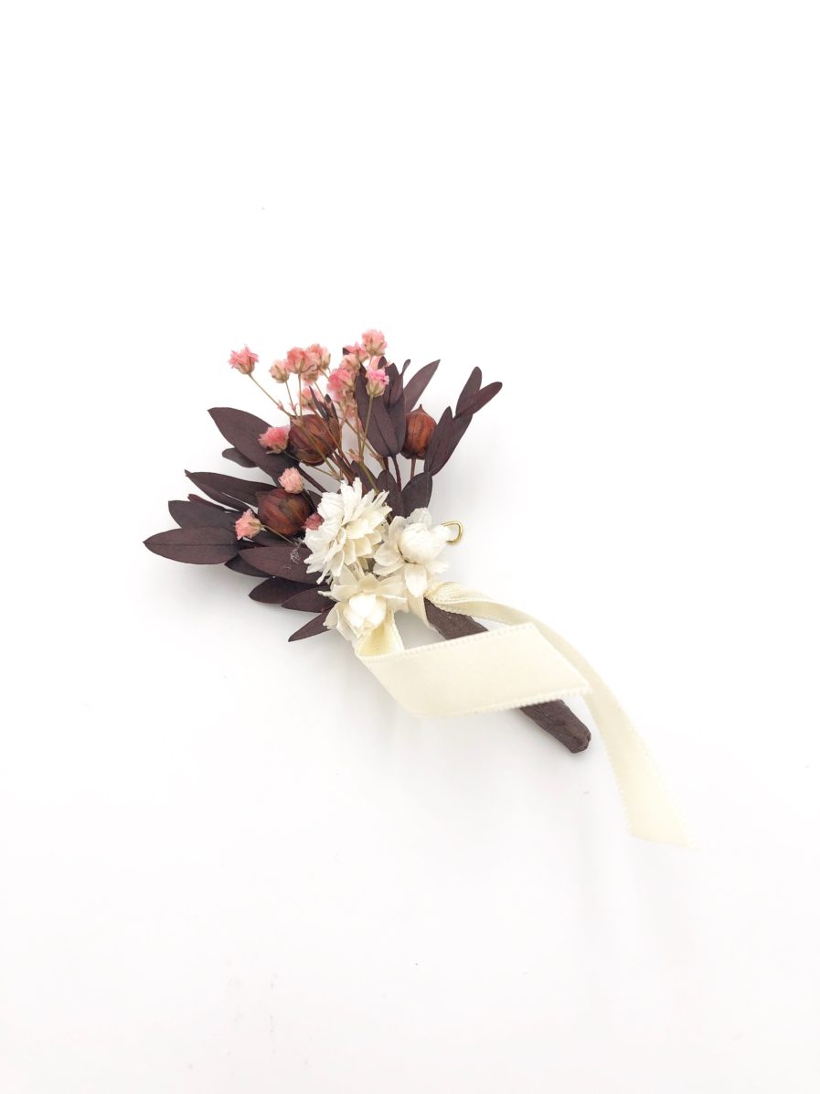 Boutonnière du marié Rhéa en fleurs stabilisées et séchées