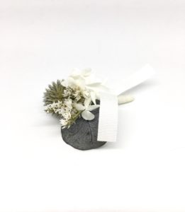 Boutonnière Céleste - Boutonnière de mariage - Les Fleurs Dupont - Porter une boutonnière de marié