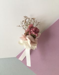 Boutonnière du marié Lilla - Fleurs séchées et stabilisées aux tons roses - Les Fleurs Dupont