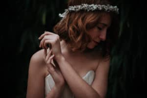 Shooting inspiration mariage - Photographie Léa Fery - Robes Pourpre - Couronne de fleurs de mariage Les Fleurs Dupont