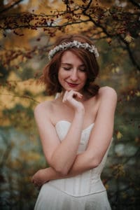 Shooting inspiration mariage - Photographie Léa Fery - Robes Pourpre - Couronne de fleurs de mariage Les Fleurs Dupont - 2018