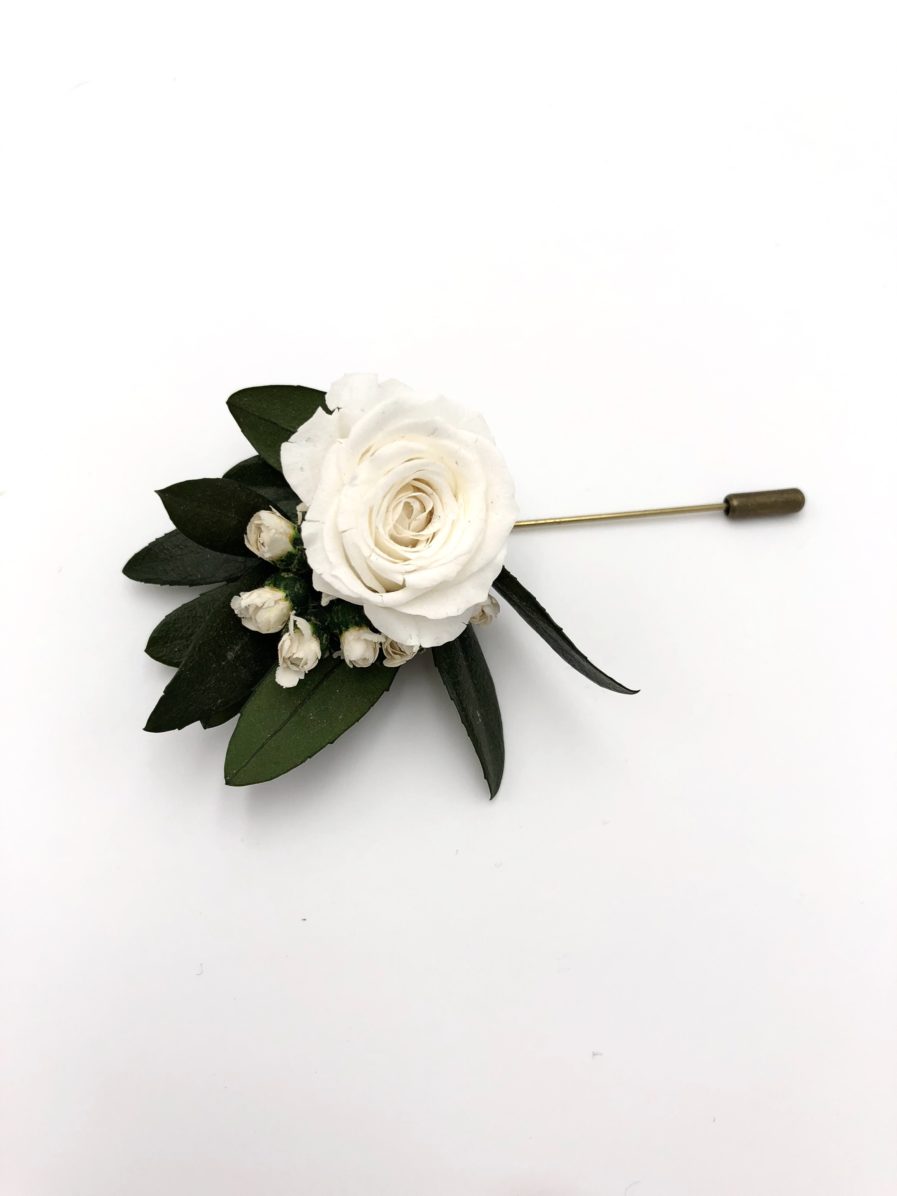 Boutonnière de marié Elaia en fleurs stabilisées