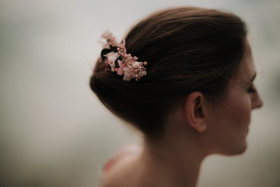 Peigne de mariée Confetti en fleurs stabilisées et séchées - Photographe Léa Féry - Collection Romantique