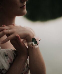 Bracelet demoiselle d'honneur Confetti - Photographie Léa Féry Lyon - mariage romantique