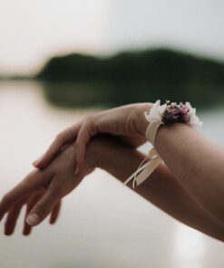 Bracelet demoiselle d'honneur Lilla - Photographe Léa Féry Lyon - Mariage Romantique