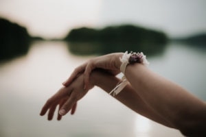 Bracelet demoiselle d'honneur Lilla - Photographe Léa Féry Lyon - Mariage Romantique