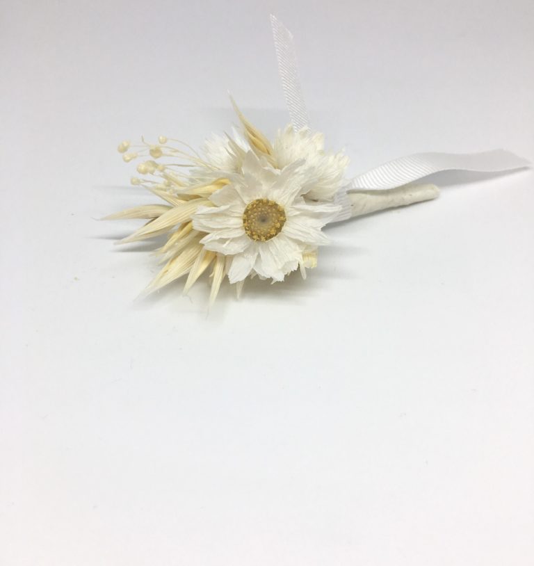 Boutonnière en fleurs séchées Auguste - accessoire pour le marié