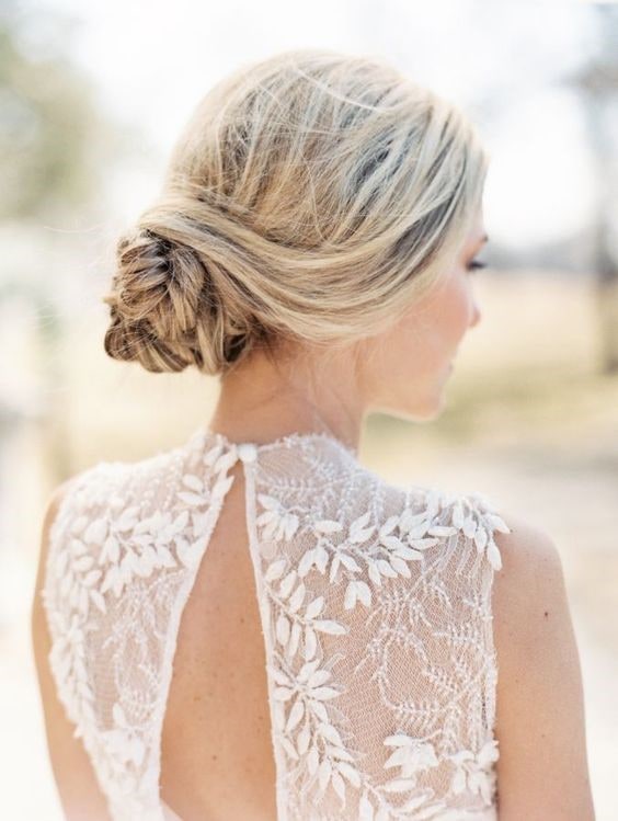 Chignon natté - Style me Pretty Pinterest - Coiffures pour les mariages en 2019