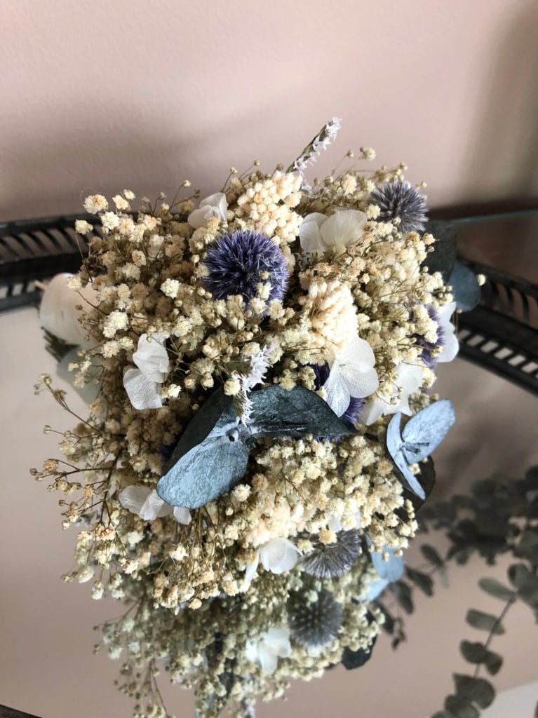Bouquet de la mariée en fleurs stabilisées et séchées
