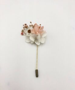 Boutonnière en fleurs Candi aux tons rose pâle et blanc