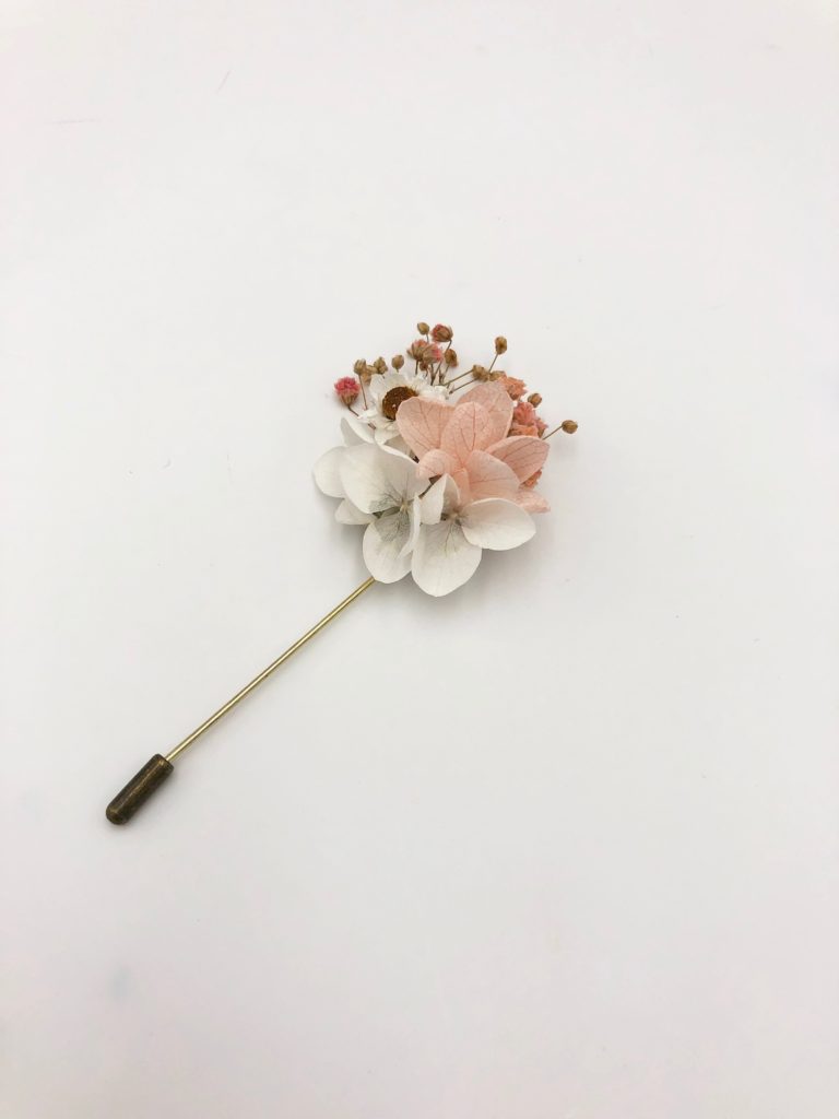 Boutonnière en fleurs Candi mêlant hortensia et ammobium