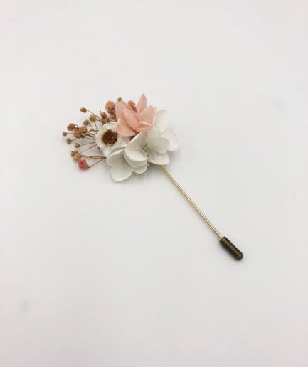 Boutonnière en fleurs séchées Candi avec hortensia mini