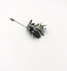 Boutonnière en fleurs Turquin - Tons bleu et argent