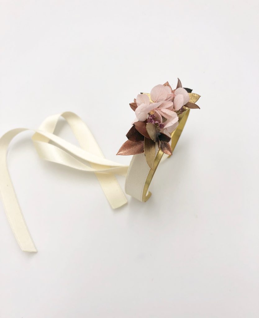 Bracelet jonc fleuri Phyra en fleurs stabilisées et séchées