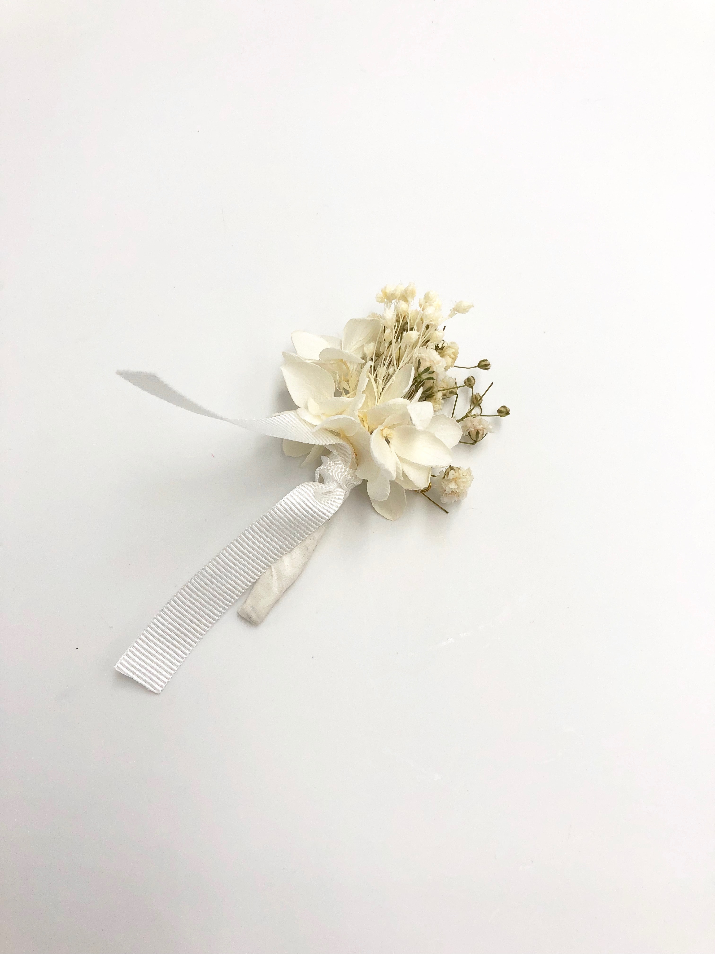 Boutonnière de marié Nive en gypsophile blanc - Les Fleurs Dupont
