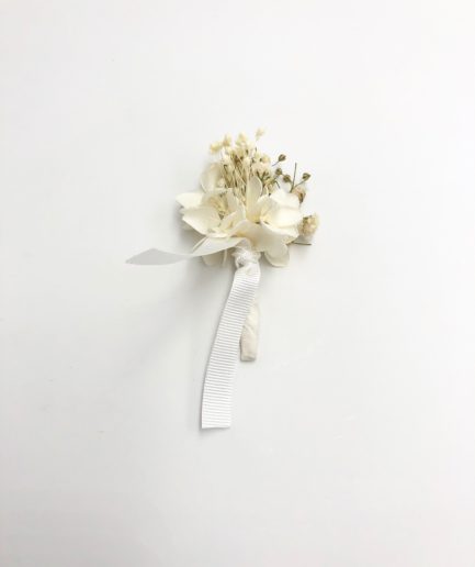 Boutonnière de marié Nive en fleurs stabilisées blanches