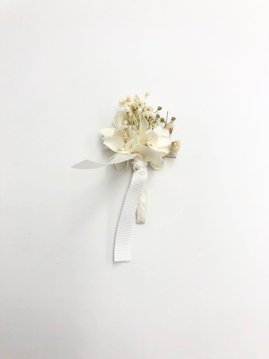 Boutonnière de marié Nive en fleurs stabilisées blanches