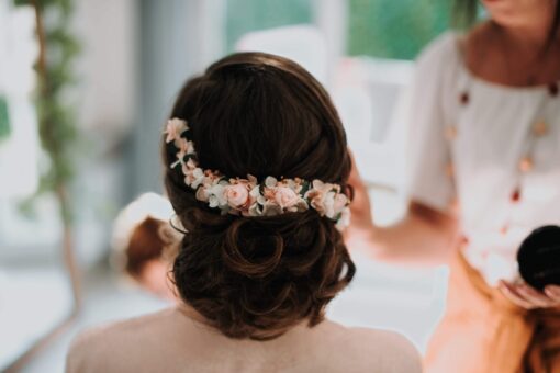 Peigne long Confetti en fleurs stabilisées porté par notre mariée