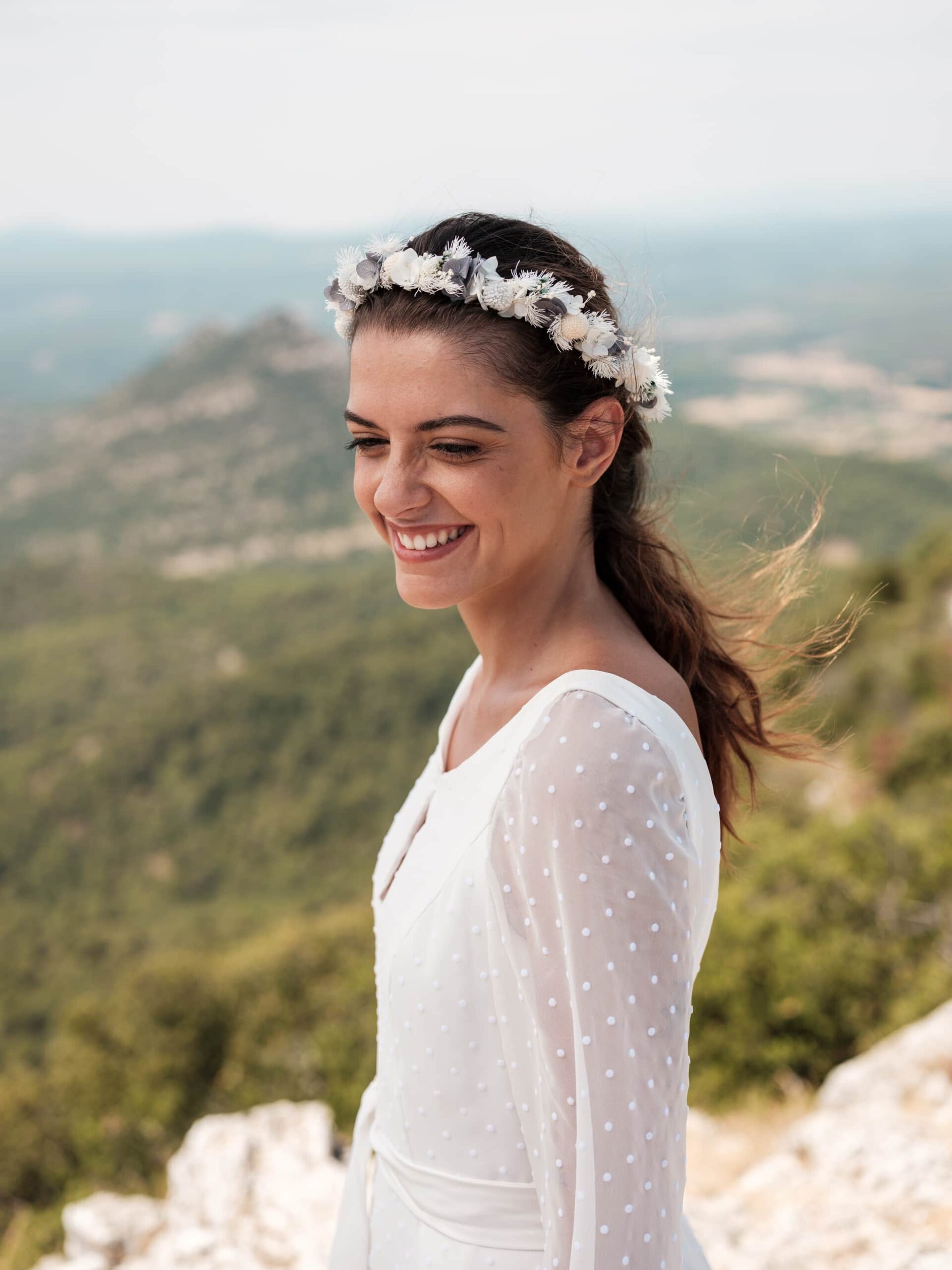 Couronne en fleurs stabilisées blanches et bleues pour la mariée