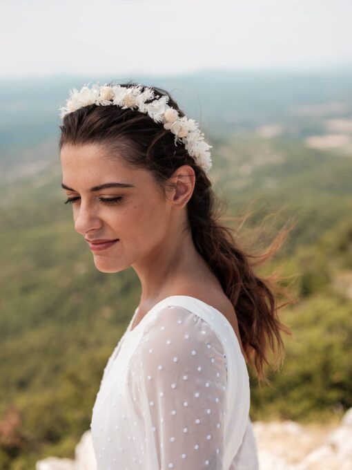 Couronne de fleurs blanches pour la mariée moderne - Photo Ilan Dehé