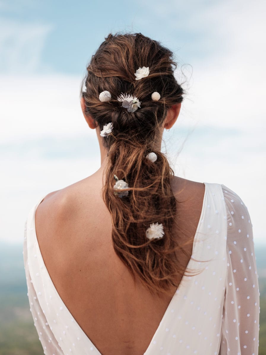 Pic à cheveux de mariée Craspedia bleu Horizon en fleur stabilisée - photo Ilan Dehé