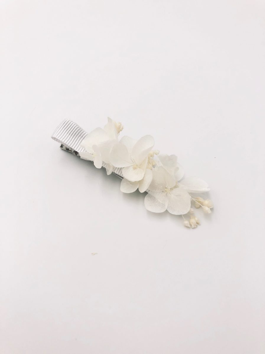 Petite barrette blanche en fleurs stabilisées pour la demoiselle d'honneur