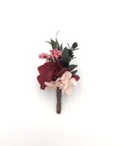 Boutonnière du marié Carmin en fleurs stabilisées