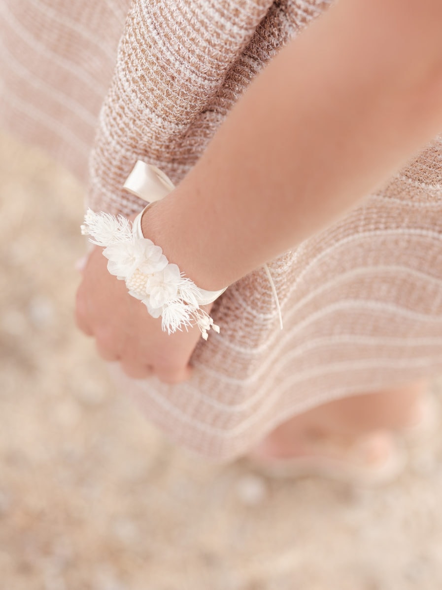 Bracelet en fleurs stabilisées Nimbe aux tons blancs - Photo Ilan Dehé, modèle Nataliya