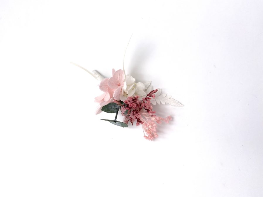 Boutonnière du marié Tourmaline en fleurs stabilisées