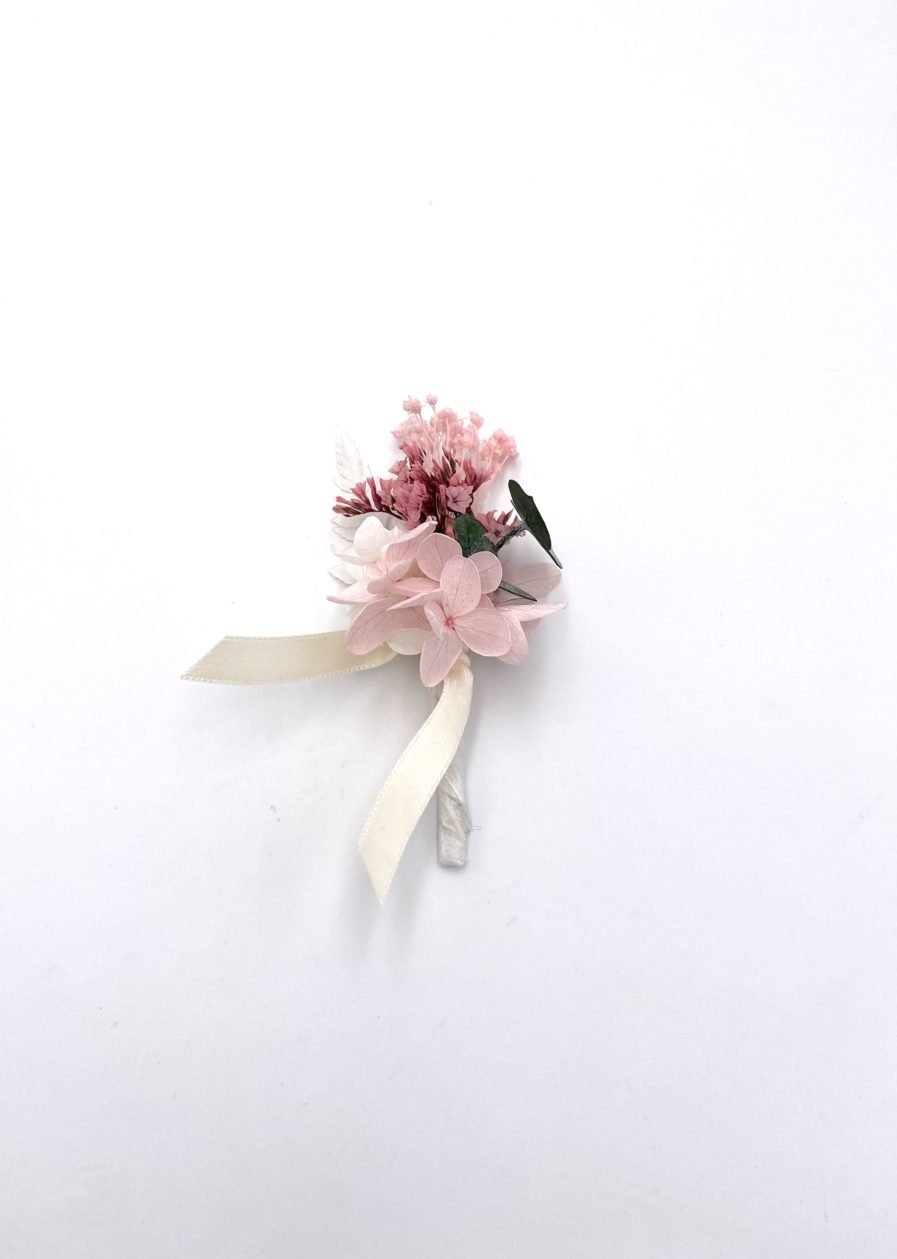 Boutonnière en fleurs stabilisées Tourmaline pour le marié