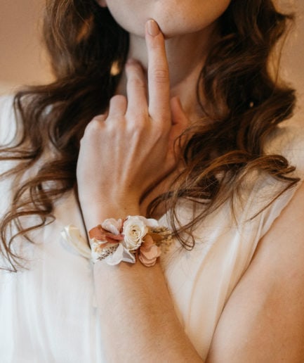 Bracelet Blush de demoiselles d'honneur en fleurs