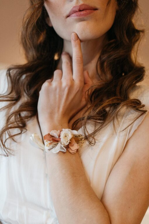Bracelet Blush de demoiselles d'honneur en fleurs