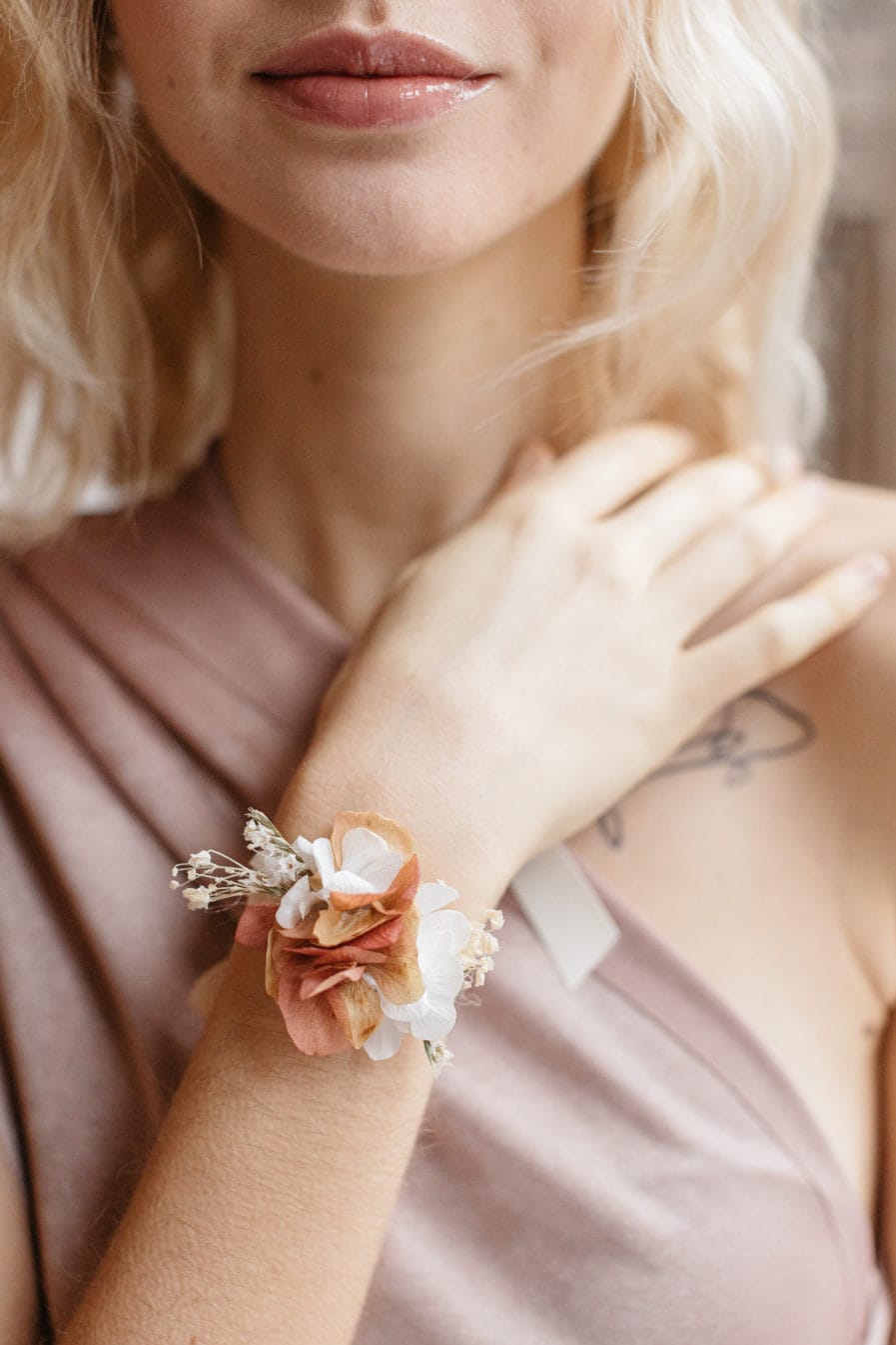 Bracelet en fleurs de demoiselle d'honneur Blush