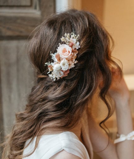 Peigne avec fleurs stabilisées Blush pour la mariée