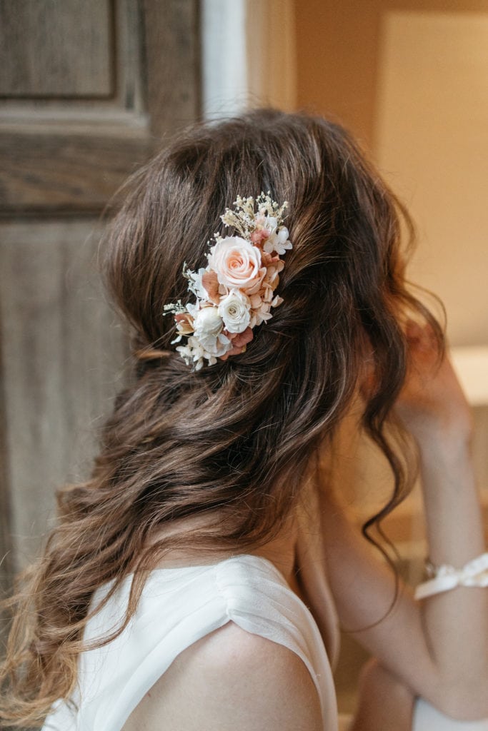 Peigne avec fleurs stabilisées Blush pour la mariée