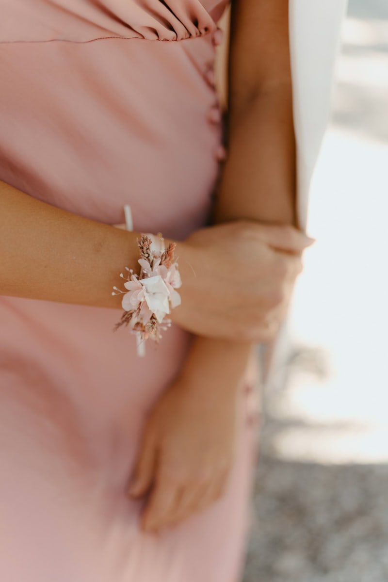 Bracelet de demoiselles d'honneur Chérie en fleurs stabilisées - Photo Anais Nannini