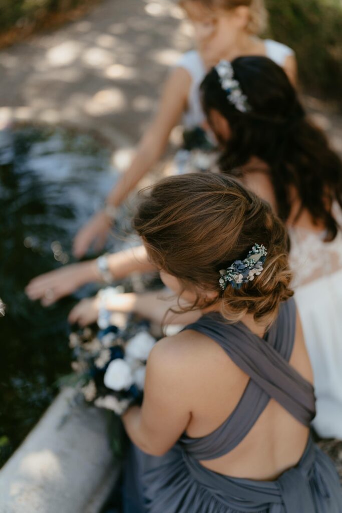 Peigne mini en fleurs stabilisées Acqua pour la demoiselle d'honneur