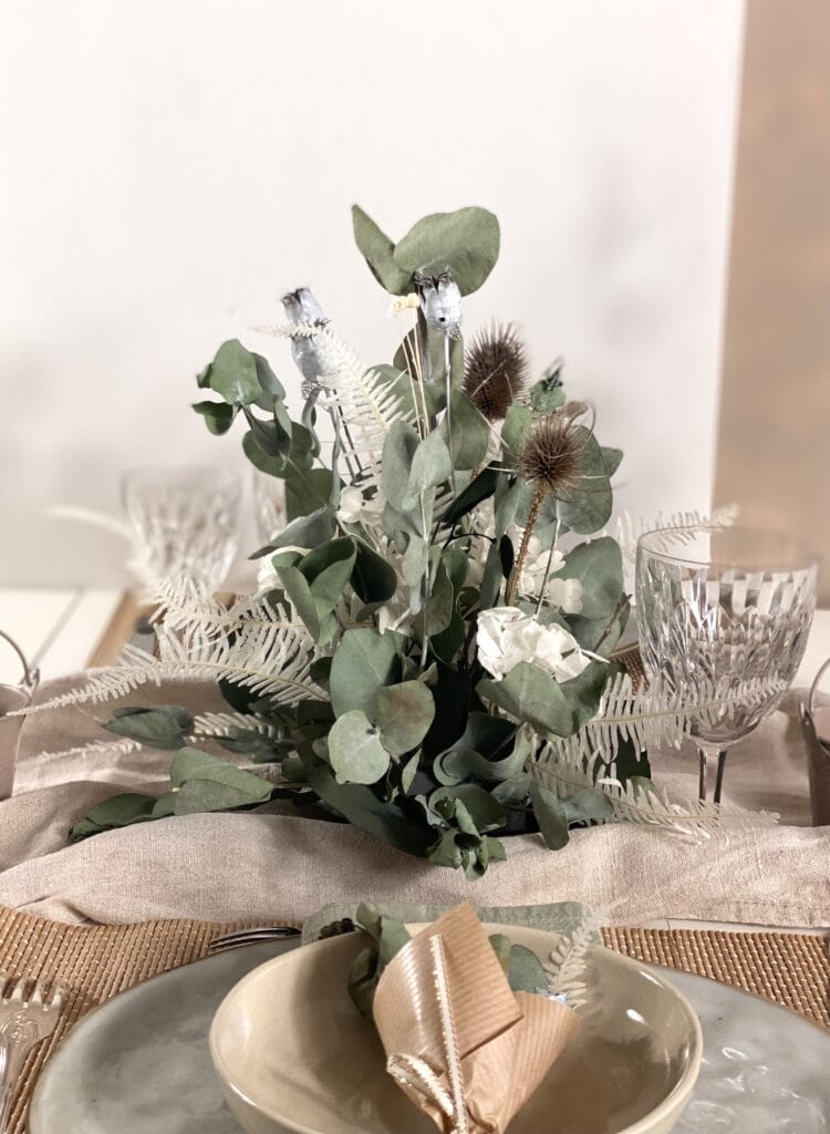 Centre de table piqué Calypto en eucalyptus- Les Fleurs Dupont