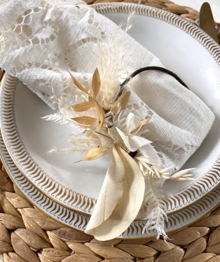 Rond de serviette Crème en fleurs séchées pour les invités
